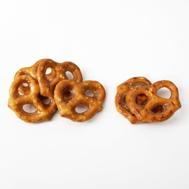 Everton Vanilla Bean Butter Toffee Pretzels: Gourmet Artisan Vanilla Bean Butter Toffee Covered Pretzels, made in small batches for that Rich Small Batch Butter Toffee Confection. 15oz Gourmet Grab Jar