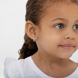 Pendientes de aro pequeños de plata de ley 925 con circonita cúbica para bebés, niños pequeños y niñas pequeñas de 0.39 pulgadas, clásicos y hermosos aretes Huggie para cualquier ocasión especial