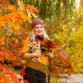 Epakh 48 Pcs Thanksgiving Fall Plastic Gift Bags Bulk 9.8" x 6.3" Autumn Maple Leaves Pumpkin Candy Goodie Treat Bag with Handle for Fall Autumn Harvest Thanksgiving Party Favor Supplies (Maple Leaf)