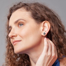 Kleine Ohrstecker silber mit Stein • Schwarze Ohrringe für Damen • Nachhaltiger Modeschmuck aus Edelstahl & recyceltem Glas mit Perlmutt Optik • Ø 9mm