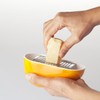 Omada Design Käsereibe aus Kunststoff mit abnehmbarer Edelstahlklinge und Frischhaltedeckel,