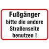 Sign "Pedestrian Bitte andere Straßenseite benutzen" (Pedestrian Bitte andere Straßenseite