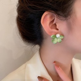Andelaisi Boho Pearl Flower Earrings Vintage Resin Floral Flower Stud Earrings Green Flower Pearl Earrings Flower Lily Petal Earrings Jewelry for Women (Green)