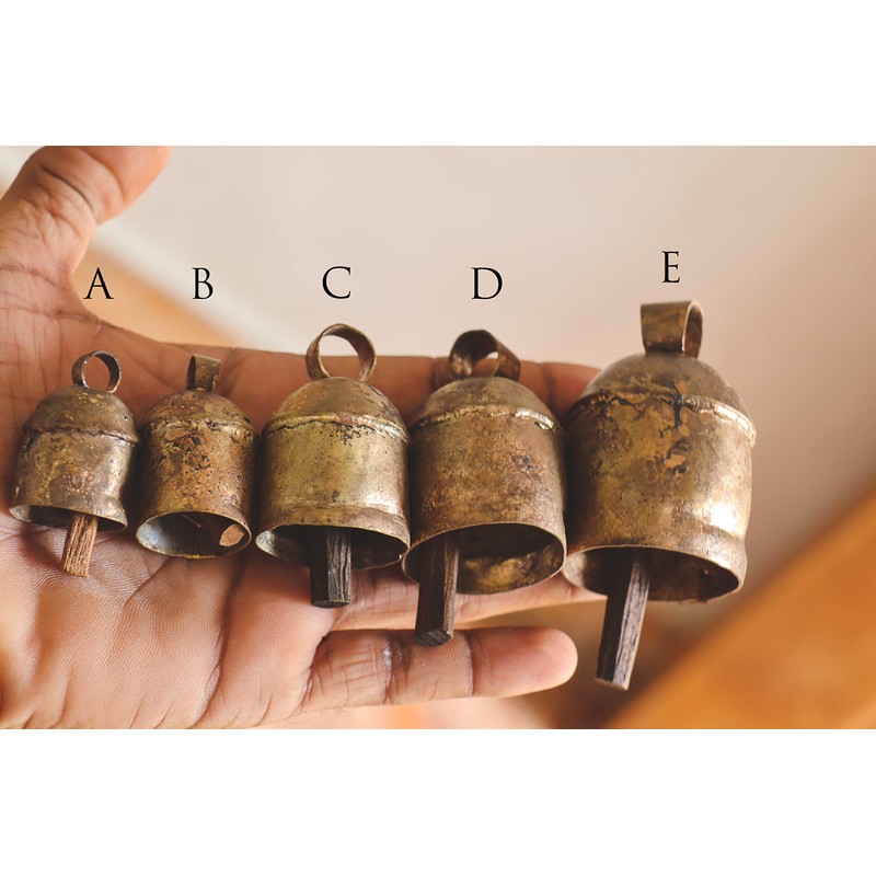 Limbad 1.5インチ10ピースミニ素朴なヴィンテージ鉄錫金属クリスマスオーナメントジングルベル工芸品、小さなカウベルハンドリングチャイム、ゴールドシリンダーベル、クリエイティブハンドメイドアートベル