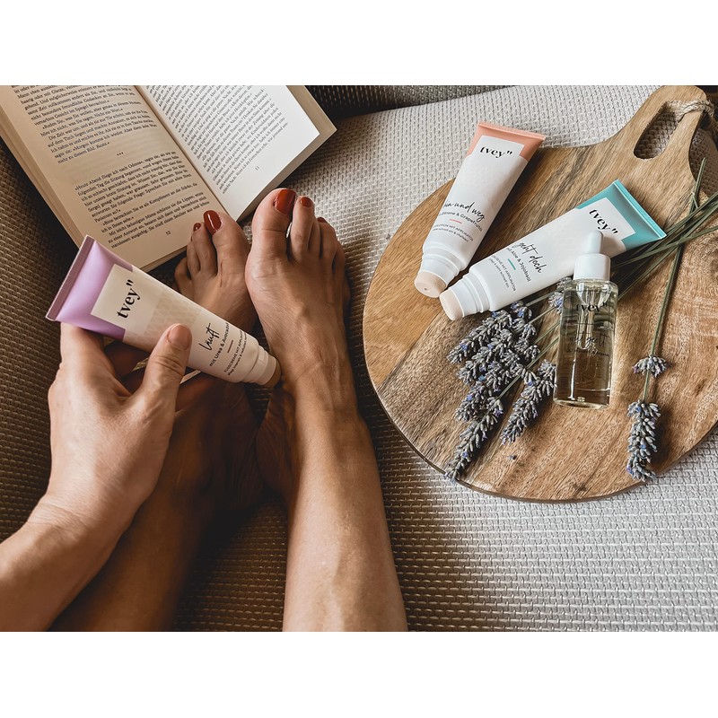 Foot cream with sponge applicator for use without sticky hands:
