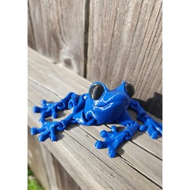 Whimsical Articulated Frog Figurine: Poseable Desk Pet for Imaginative Play - Color: Blue