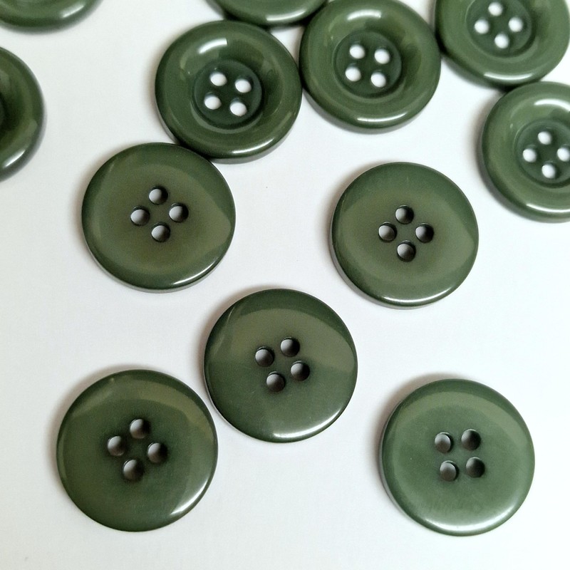MajorCrafts® 48pcs 15mm Thick Edge 4 Holes Round Resin Sewing