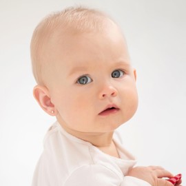 Juego de puntas solitarias de oro blanco de 14 quilates con circonita cúbica transparente de 2 mm, pequeños aretes redondos para bebés y niños pequeños, elegantes aretes transparentes para niñas pequeñas, juego de aretes pequeños