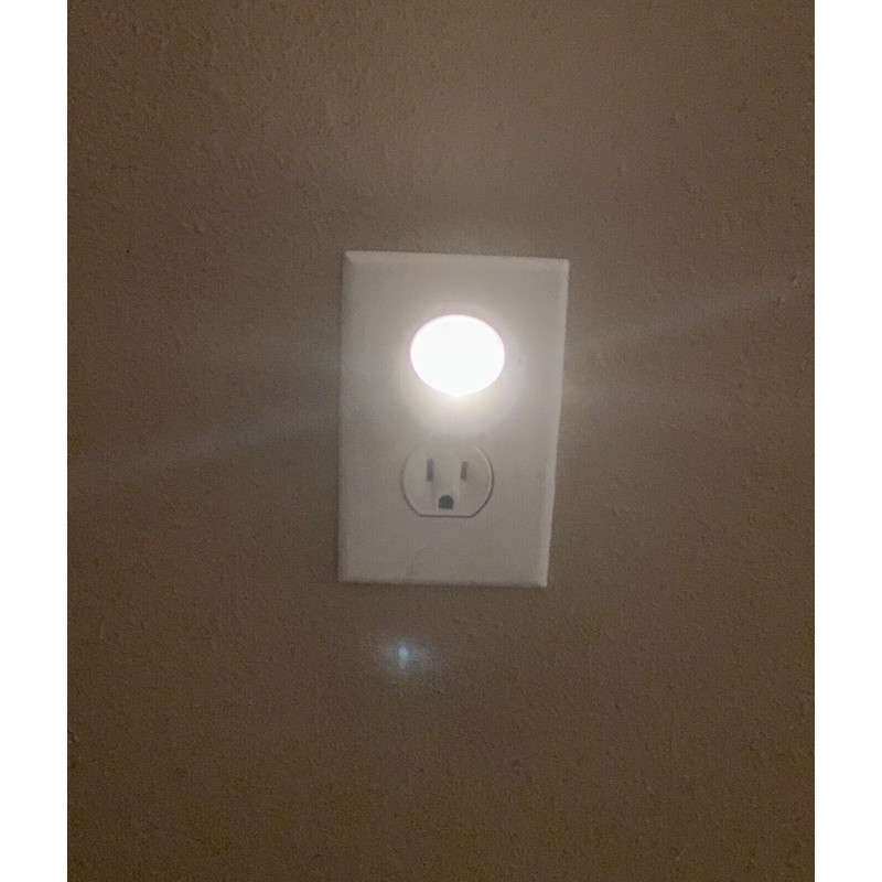 Intertek Automatic Light Sensing LED Night Light 360 Degree Rotating