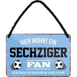 WOGEKA ART HS01 Retro Tin Sign with German Text "Hier wohnt ein Sechziger Fan" [German Language] Funny Saying Gift Idea Birthday Christmas Decoration 18 x 12 cm Vintage Design Hanging Sign Metal