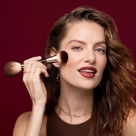 Real Techniques Cherry On Top It's All Blush Brush - Brocha para rubor, brocha de maquillaje de doble punta y multiusos para polvo, rubor líquido y cr