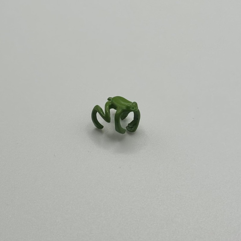 Hugging frog ear cuff | green colour | Ear Cuff