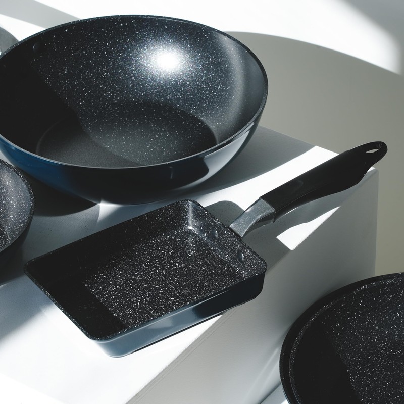 Pearl Metal Edged and Sturdy, Marble Finish Non-Stick Egg Pan