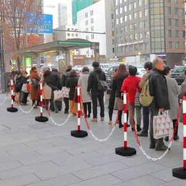 Amylove 9 Packs Traffic Delineator Post Cone with Base, Traffic Cones Safety Cones Caution Cones Plastic Stanchion Chain Safety Barriers with 6.6 Feet Link Chain and S Hooks for Parking Lot (Red)