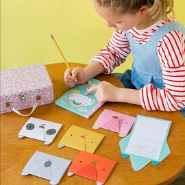 Kit de manualidades Petit Collage DIY, diseño de papelería – Kit de manualidades para niños incluye 12 tarjetas con animales, 1 cuaderno en blanco, 2 