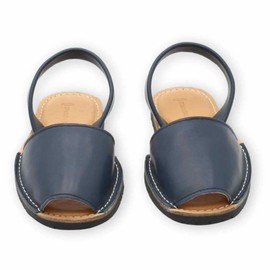 The Spanish Sandal co - Sandalias planas clásicas para mujer, sandalias planas de piel suave con puntera abierta para mujer, zapatos planos casuales, Azul marino, 9-9.5