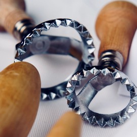 Plantvibes® Set of 4 Ravioli Cutters, 3 Beautiful Ravioli Shapers with Wooden Handle, Ravioli Stamp and Ravioli Cutter