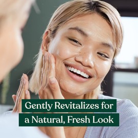 The Body Shop Vitamin C Daily Glow Cleansing Polish – For a Healthier, Fresh-Faced Glow – Vegan – 100ml