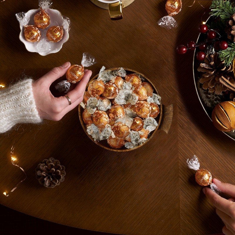 Lindt LINDOR Holiday Snickerdoodle White Chocolate Candy Truffles with Smooth,