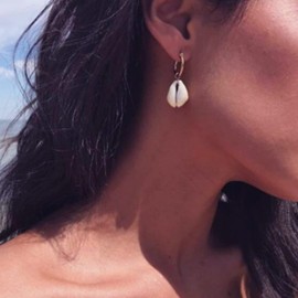 Aneneiceera Natural Cowrie Shell Earrings Gold Boho Dangle Shell Drop Pendant Wedding Earrings Summer Beach Earrings Bridal Jewelry Gifts for Women and Girls