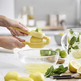 Kitchen Lemon Squeezer, Handheld Lemon Juicer Squeezer Kitchen Tool For Citrus Fruits Manual Press For Extracting the Most Juice Possible (Yellow)