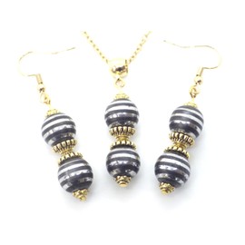 Ohrringe und Halskette aus vergoldetem Stahl, Set mit Anhänger aus schwarzen Hämatit- und Chromperlen sowie tibetischen Perlen