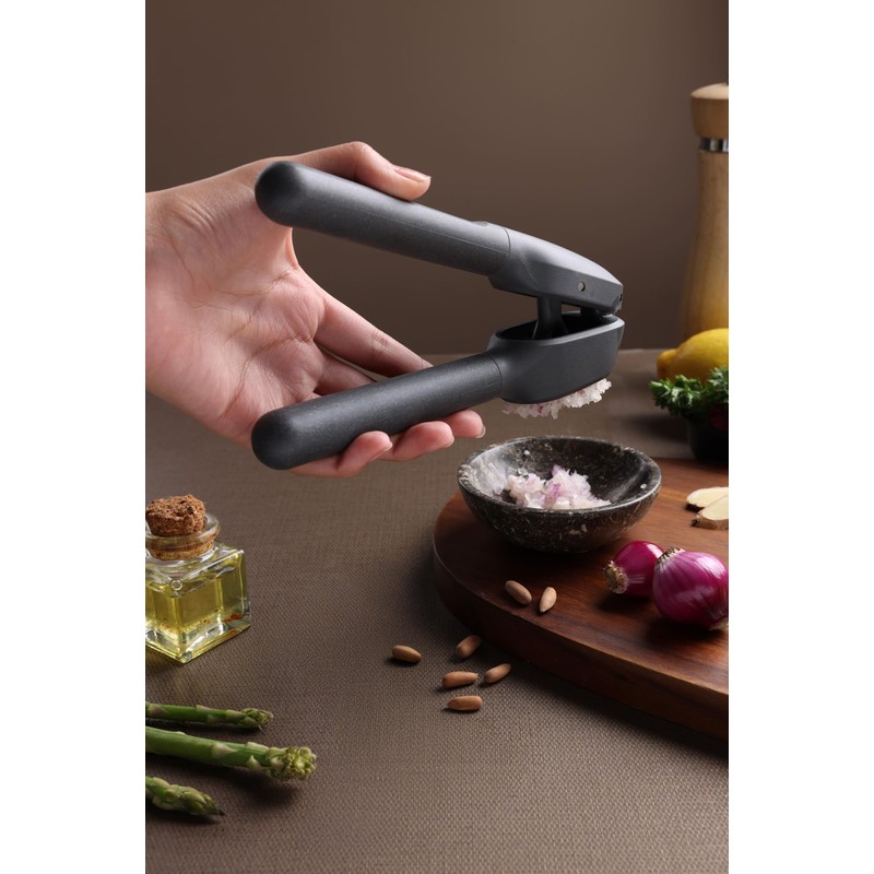 Zyliss Classic Garlic Press, Large Capacity, Easy to Clean