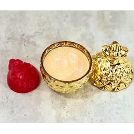 Vintage Christmas Scented Candle. Hand Poured. Notes of Citrus, Orange Peel, Sweet, Fruit, Floral, Cinnamon Stick, Spicy Clove. Net Wt. 5 oz. with Burn time of 30 hrs.