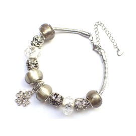 Graues Bettelarmband für Damen aus Edelstahl mit Kleeblattanhänger und Kristallen