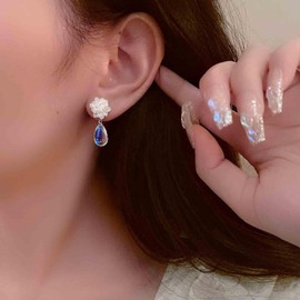 Aneneiceera Vintage Crystal Flower Earrings Silver Acrylic Flower Stud Earrings Transparent Crystal Earrings Drop Crystal Earrings Jewellery for Women and Girls, Zinc