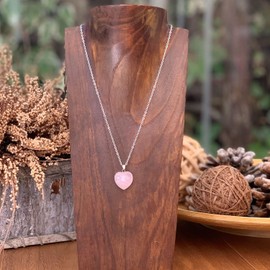 Semi Precious Heart Stone Necklace - Women's Love Amulet Anhänger mit Edelstahlkette - Ideal zum Verschenken (Rosenquarz)
