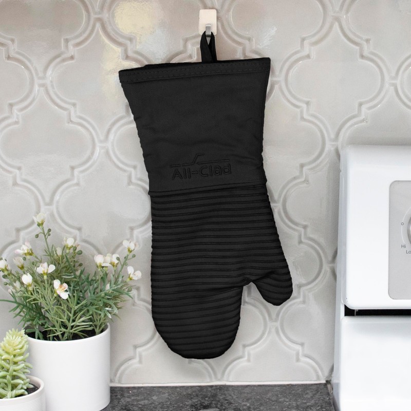 All-Clad Silicone Oven Mitts: Heat Resistant up to 500 Degrees