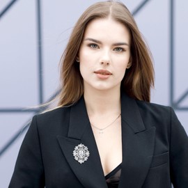 ZEYIYER Crystal Brooch, Silver Brooches for Clothes, Diamante Brooches Pin for Women, Vintage Clear Elegant Silver Broach Pin for Sweater Coat Scarves Dress Wedding Bridal