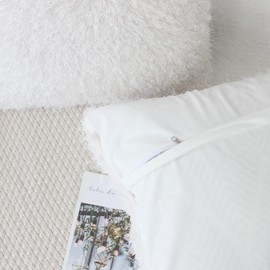 OYIMUA White Cushion Covers 50cm x 50cm Set of 2 Faux Fur luxury Decorative Pillows Soft Fluffy Cushion Cover Square Pillow Cases 20x20 Inches Scatter Cushions Covers Modern Farmhouse Home Decor