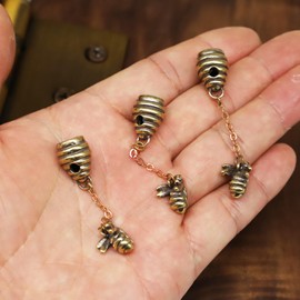 Hinge Head Bee Hive, Hanging Hinge Decoration, Miniature Magnetic Figurine Door Decor, Whimsical Quirky Home Decor, Animal Lover Gift, Cute Snail Decor (3 per Set)