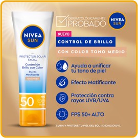 NIVEA SUN Protector Solar Facial Control de Brillo Tono Medio (50 ml), con Color que se Adapta a tu Tono de Piel, Bloqueador solar FPS 50+, no Grasoso para Todo Tipo de Piel