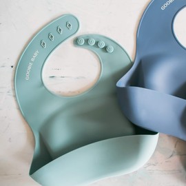 Goobie Babero de silicona para bebé con recogedor de alimentos, ajustable, impermeable, para bebés y niños de 4 a 36 meses en colores elegantes para niñas y niños, moderno, suave, fácil de limpiar (cristal de mar)