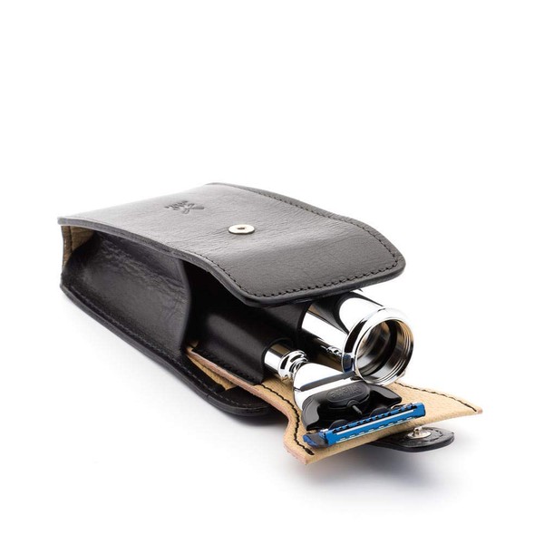 MÜHLE Travel Reise-Set - Silvertip Fibre Pinsel, Rasierer kompatibel mit Gillette-Klingen, schwarzes Lederetui - verchromte Metall-Griffe