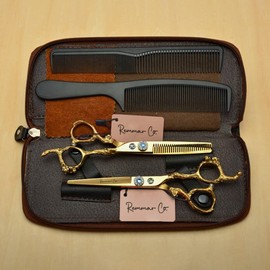 Set 2 Tijeras Barbero o Estilista con Estuche 6 pulgadas 15cm + 2 Peines de Plástico. Acero Japonés 440C (Dorado)
