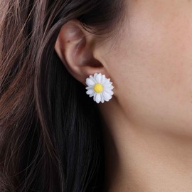 Aneneiceera Boho Daisy Flower Stud Earrings Resin Flower Earrings White Acrylic Daisy Earrings Retro Sun Flower Earrings Jewelry for Women and Girls