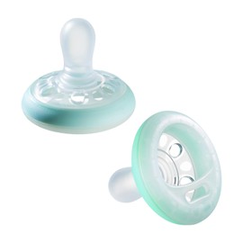Tommee Tippee Breast Like Night Pacifier, 0-6 Months, Pack of 2 Pacifiers with Breast-Like Shape and Glow in The Dark Technology