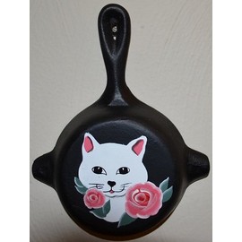 Black Iron Metal Skillet Wall Hanger Ashtray Miniture Decoration 4 7/8 X 6 1/4 X 7/8 Inch Bottom Painted White Cat with Pink Roses