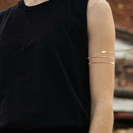 ZMANYIJEW 2 Pcs Arm Cuff Upper Arm Gold Band Cuff for Women Adjustable Arm Bracelet Bangle Set Jewelry (1 PCS-Gold A)