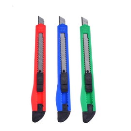 Taglierina di precisione da 9 mm con colori vivaci e design retrattile. Include blocco di sicurezza. Dimensioni: 0,6 x 13 x 2 cm. Ideale per tagli esatti, perfetto per l'ufficio e l'artigianato.