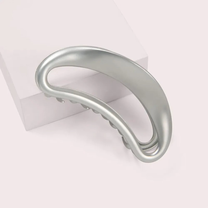 Clip Con Forma De Garra De Plata Esculpida