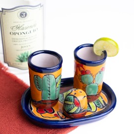 MEXTEQUIL - Juego de Vasos Tequileros de Talavera Mexicana, Salero con Bandeja - Juego de 4 piezas - Artesanales y coloridos, pintados a mano (Cactus)