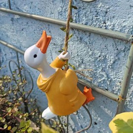 Lxoraziy Kletterente Dekofigur aus Harz – Lustige Ente zum Aufhängen mit Seil – Wetterfeste Gartendeko für Baum, Balkon, Wand oder Terrasse