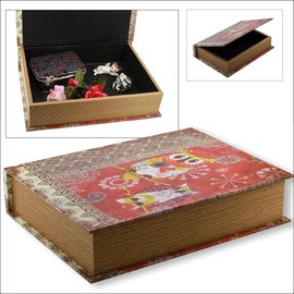 Box im Buch Look Midi: Diese Aufbewahrungs-Box im Buch-Look ist solide aus Holz gefertigt und außen attraktiv im Retrolook mit einem Eulen-Motiv ... ... verborgen. Format Midi ca. 30 x 22 x 6,5 cm