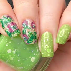 TBRZTR 24Pcs St. Patrick's Day Press on Nails Short Square Three-leaf Clover Flower Design Fake Nails Artificial Glossy Acrylic Nails Full Cover Glossy Press Nails Green Stick on Nails for Women
