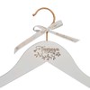 "Trauzeugin" Kleiderbügel aus weißem Holz mit Lasergravur und botanisches Blattdetail